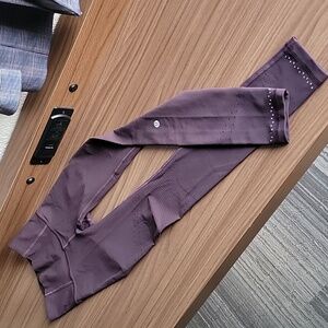Lululemon 2 dark purple maroon leggings detail